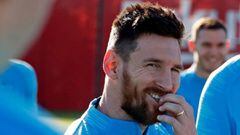 Leo Messi sonriendo durante un entrenamiento con el FC Barcelona.