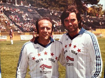 Mani Hernández posa con George Best antes de un partido de las estrellas del San José Earthquakes celebrado en 1984 que se disputó con motivo del décimo aniversario de la franquicia californiana. El crack irlandés llegó en 1984 a los 'Quakes' y marcó el mejor gol de la historia de la North American Soccer League (NAS)L