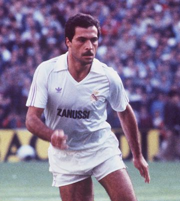 Vistió la camiseta del Real Madrid durante once temporadas entre 1973 y 1986. Tan solo jugó una temporada con el Mallorca, la 1986-87.