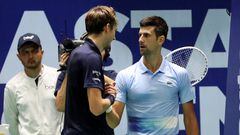 El serbio Novak Djokovic saluda al ruso Daniil Medvedev después del partido de semifinal en el Torneo de Astaná ATP 500.