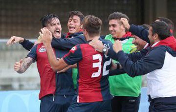 Todos abrazan a Pinilla. Marcó el 2-1 final del Genoa.