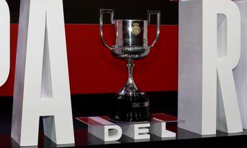 El trofeo de la Copa del Rey en un sorteo de la temporada 2022-23.
