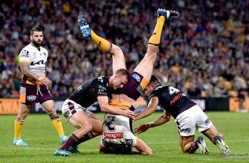 Este tackle fue capturado en la liga australiana de rugby entre Sea Eagles y Broncos. Partido jugado en Brisbane. (Photo by Bradley Kanaris/Getty Images).
