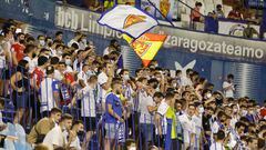 La afición del Real Zaragoza anima a su equipo en La Romareda.