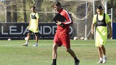 Leo Franco dirige un entrenamiento del Huesca.