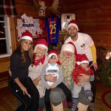 Leo Messi con su mujer Antonella y sus hijos Tiago y Mateo vistando a Papá Noel.