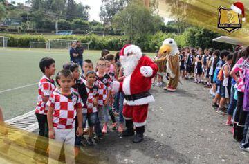 La plantilla antioqueña se puso literalmente el traje de Papá Noel y repartió regalos a los niños de sus escuelas. 