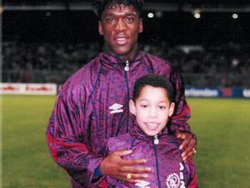 Nacido en Ámsterdam, su padre fue futbolista también aunque no estuvo en el Ajax. Nigel se hace una foto con su ídolo en el Ajax de 1995, Clarence Seedorf.