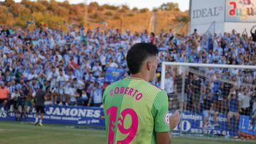 Roberto, saludando a la afición del Málaga tras el duelo en Linarejos.