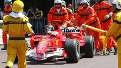 Los comisarios de pista de M&oacute;naco retirar el coche de Schumacher durante la clasificaci&oacute;n del GP de 2006.
