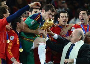 Iker Casillas besa la Copa del Mundo 2010.