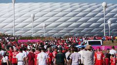 Los aficionados del Bayern entrando en el Allianz Arena.