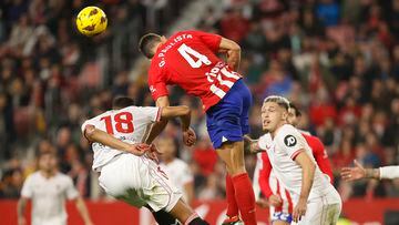 Gabriel Paulista despeja un balón con el Atlético contra el Sevilla.