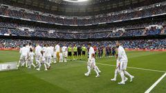 Los jugadores de Real Madrid y Levante saltan al c&eacute;sped del Santiago Bernab&eacute;u en el partido de la 4&ordf; jornada de LaLiga Santander 2019-2020.