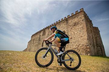 Totalmente accesible tanto para bicicletas, como para todo tipo de vehículos, el monasterio de Tentudía está considerado una de las mejores muestras del mudéjar español. Una cima que se encuentra tras 10 km de ascensión. 
