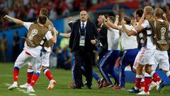 Cherchesov festeja junto a sus jugadores de la selección rusa durante el Mundial de 2018.