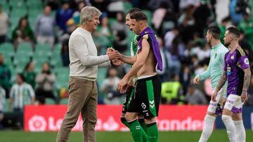 Real Betis' Chilean coach Manuel Pellegrini (L) greets his players at the end of the Spanish League football match between Real Betis and Real Valladolid at the Benito Villamarin stadium in Seville, on February 18, 2023. (Photo by CRISTINA QUICLER / AFP) (Photo by CRISTINA QUICLER/AFP via Getty Images)