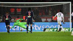Guingamp&#039;s French forward Marcus Thuram (R) shoots and scores a penaty kick past Paris Saint-Germain&#039;s French goalkeeper Alphonse Areola (L) during the French League Cup quarter-final football match between Paris Saint-Germain (PSG) and Guingamp