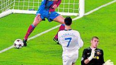 <b>RONALDO, MOLESTO POR JUGAR DE PUNTA</b> Cristiano Ronaldo fue el jugador más incisivo del Manchester United al protagonizar tres disparos en la primera parte, uno de falta, y un mano a mano con Valdés, imagen superior, en la segunda. Cristiano actuó en