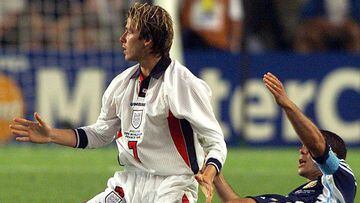 El exjugador de Inglaterra, David Beckham, con Diego Pablo Simeone, de Argentina, en el Mundial de 1998.
