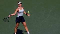 La tenista canadiense Bianca Andreescu devuelve una bola durante su partido ante Harmony Tan en su partido de primera ronda del US Open.