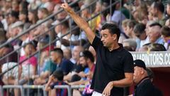 OLOT (GIRONA), 13/07/2022.- El entrenador del FC Barcelona, Xavi Hernández, durante el encuentro amistoso ante la UE Olot celebrado este miércoles en el Nou Estadi Municipal de Girona. EFE/ David Borrat
