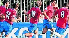 <b>ALTOS. </b>Los serbios batieron a España con goles a balón parado.