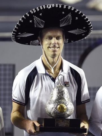 Sam Querrey celebra con un tradicional sombrero mexicano su victoria ante Rafael Nadal en el Torneo de Acapulco, México.