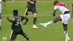 Ga&euml;l Kakuta dispara a puerta en el partido ante el Mainz 05