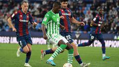 Real Betis' Portuguese midfielder William Carvalho (L) vies with Levante's Spanish midfielder Gonzalo Melero (R) during the Spanish league football match between Levante UD and Real Betis at the Ciutat de Valencia stadium in Valencia on February 13, 2022.