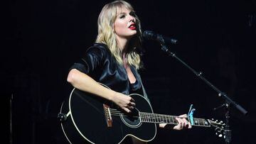 Taylor Swift tocando en el &quot;City of Lover concert&quot; en L&#039;Olympia; Paris, Francia. Septiembre 9, 2019.
