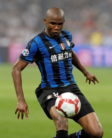 El jugador camerunés vistió la camiseta del Inter de Milán desde el 2009 hasta el 2011.