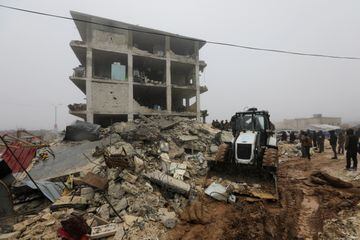 “Nuestra prioridad es sacar a las personas atrapadas bajo los edificios derrumbados y trasladarlas a los hospitales”, ha dicho el ministro del Interior turco, Suleyman Soylu