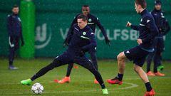 Wolfsburg&#039;s midfielder Julian Draxler challenges for the ball during a training session on the eve of the second-leg round of 16 UEFA Champions league football match between Wolfsburg and Gent at the Volkswagen arena in Wolfsburg on March 7, 2016.   