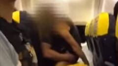 Pareja practicando relaciones sexuales en uno de los asientos de un avión de Ryanair que volaba de Manchester a Ibiza.