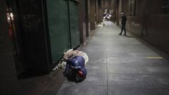 Un hombre sin hogar duerme en el suelo durante un encierro ordenado por el gobierno para frenar la propagaci&oacute;n del nuevo coronavirus en Buenos Aires, Argentina, el martes 7 de julio de 2020. 