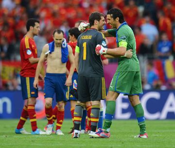 Iker Casillas of Spain speaks to Gianluigi Buffon of Italy