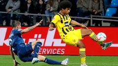 Bochum (Germany), 28/04/2023.- Bochum's Cristian Gamboa (L) in action against Dortmund's Karim Adeyemi (R) during the German Bundesliga soccer match between VfL Bochum and Borussia Dortmund in Bochum, Germany, 28 April 2023. (Alemania, Rusia) EFE/EPA/RONALD WITTEK CONDITIONS - ATTENTION: The DFL regulations prohibit any use of photographs as image sequences and/or quasi-video.
