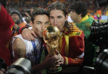 Jesús Navas (derecha) junto a Sergio Ramos (izquierda) después de ganar el primer título del mundo para España en el 2010.