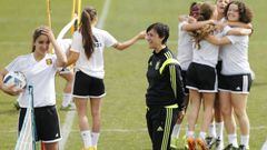 Spain Women's U-17S coach, Toña Is.