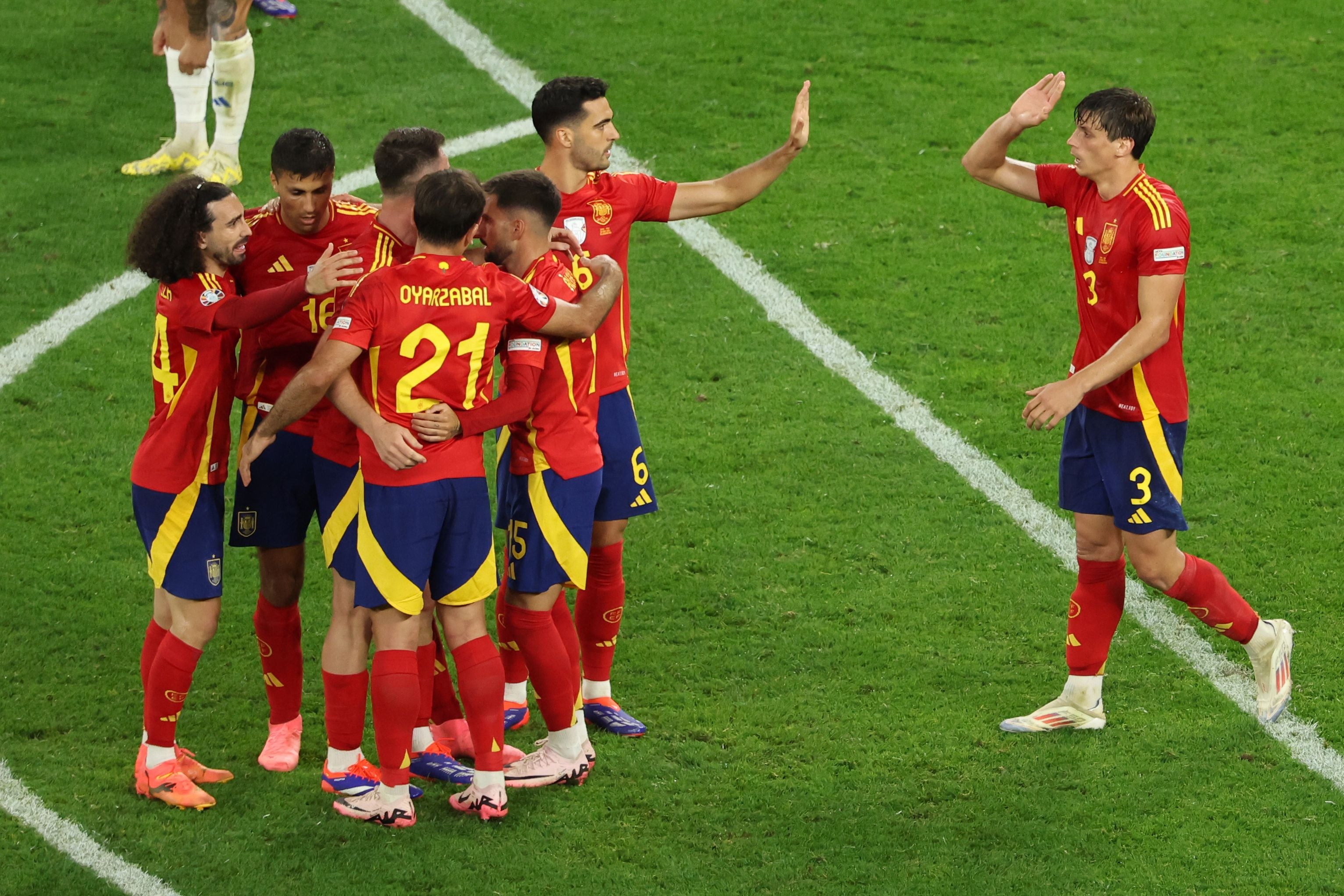 Gelsenkirchen (Germany), 20/06/2024.- Players of Spain celebrate winning the UEFA EURO 2024 group B soccer match between Spain and Italy, in Gelsenkirchen, Germany, 20 June 2024. (Alemania, Italia, España) EFE/EPA/GEORGI LICOVSKI
