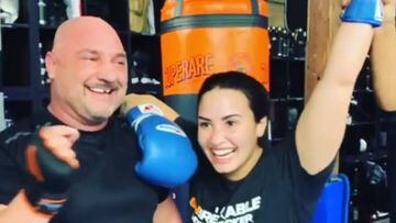 La cantante Demi Lovato con su entrenador de boxeo, Jay Glazer, despu&eacute;s de romperle un diente en un entrenamiento.