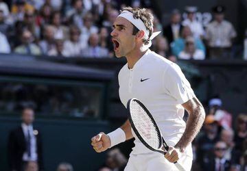 Roger Federer celebra su triunfo ante Milos Raonic.