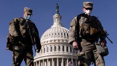 Miembros de la Guardia Nacional pasan por la C&uacute;pula del Edificio del Capitolio en Capitol Hill en Washington, el jueves 14 de enero de 2021.