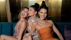 Kendall Jenner es la protagonista de la nueva ilusión óptica de moda en internet al parecer que le falta una pierna en una imagen en la que sale acompañada de Kylie Jenner y Hailey Baldwin