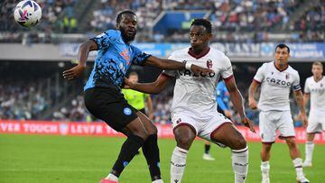 Napoli's French midfielder Tanguy Ndombele (L) and Bologna's Colombian defender Jhon Lucumi go for the ball during the Italian Serie A footbal match between Napoli and Bologna on October 16, 2022 at the Diego-Maradona stadium in Naples. (Photo by Tiziana FABI / AFP)