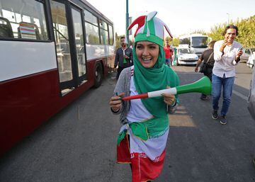 Seguidora iraní ataviada para ver el partido de su selección en los alrededores del Estadio Azazi en Teherán para ver desde dentro del estadio el partido entre Irán y Camboya de fase de clasificación para el Mundial de 2022.
