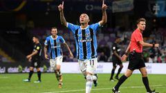 AL AIN, UNITED ARAB EMIRATES - DECEMBER 12:  Everton of Gremio celebrates after scoring his sides first goal during the FIFA Club World Cup UAE 2017 semi-final match between Gremio FBPA and CF Pachuca on December 12, 2017 at the Hazza bin Zayed Stadium in