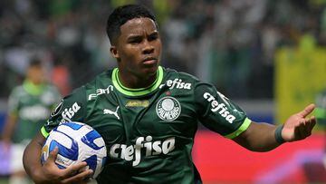 The 17-year-old forward scored again with a shot from the edge of the box, firing Palmeiras to the top of the Brasileirão standings.