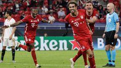 Bayern Munich&#039;s Spanish midfielder Javier Martinez (2nd - R) celebrates scoring the 2-1 goal with his team-mates during extra time the UEFA Super Cup football match between FC Bayern Munich and Sevilla FC at the Puskas Arena in Budapest, Hungary on S